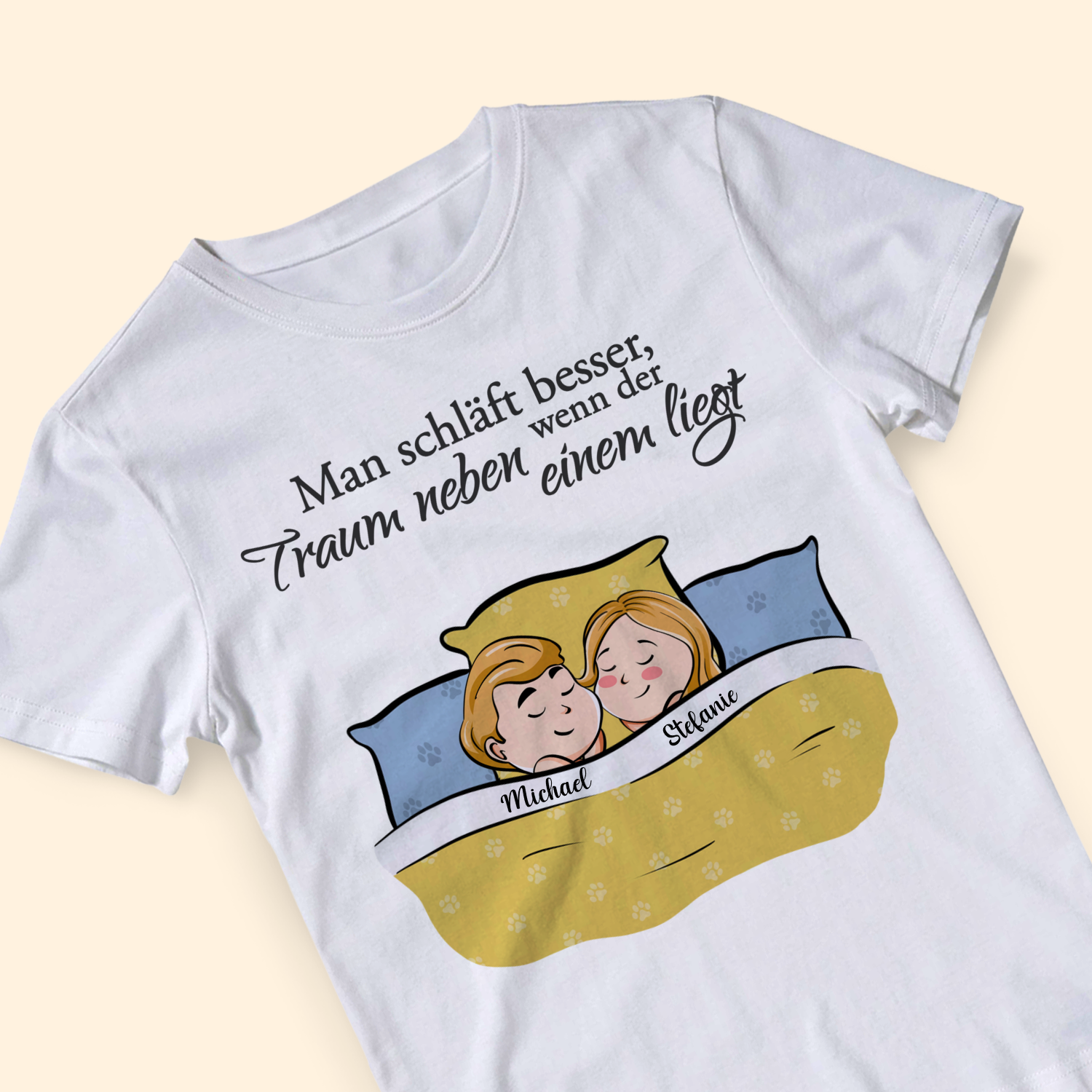 Man schläft besser, wenn der Traum neben einem liegt - Personalisiertes T-Shirt