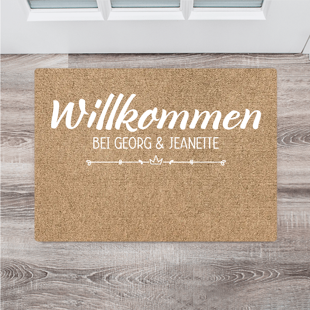 Willkommen bei - Personalisiertes Geschenk Willkommen Fußmatte - mit Familienname oder Vornamen